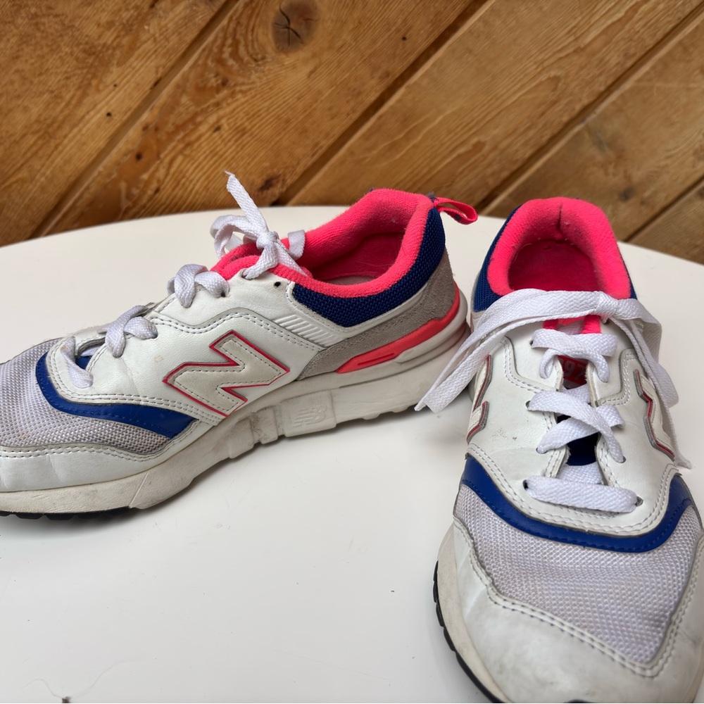 New Balance White and Pink Athletic Shoes with Classic Silhouette
